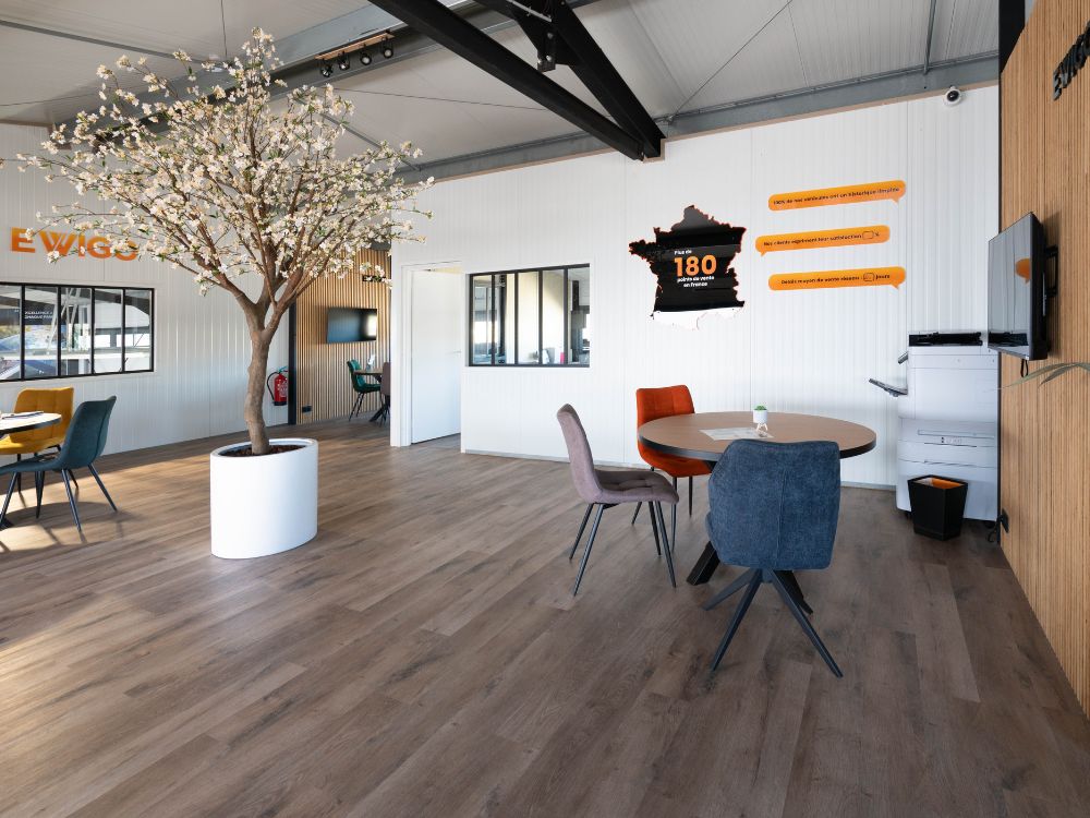 accueil d'entrée aux couleurs orange d'ewigo franchise rénovation tertiaire cestas