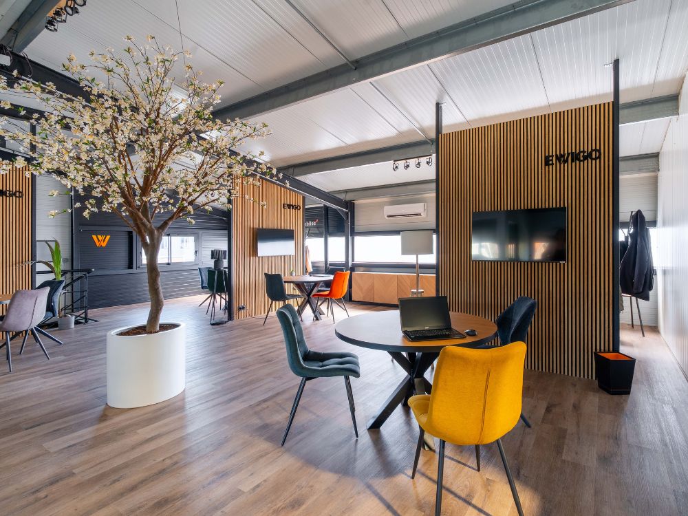 accueil d'entrée aux couleurs orange d'ewigo franchise, au sol un parquet en bois rénovation tertiaire cestas