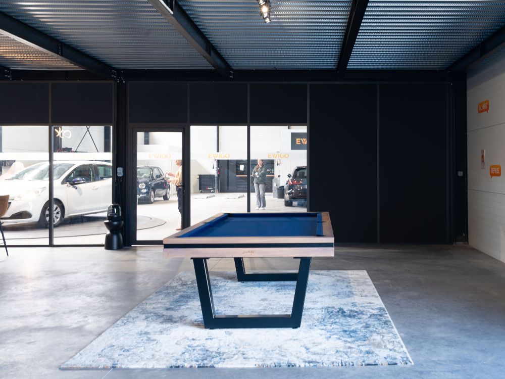 espace détente avec un billard bleu aux couleurs d'ewigo franchise, au sol un béton ciré rénovation tertiaire cestas