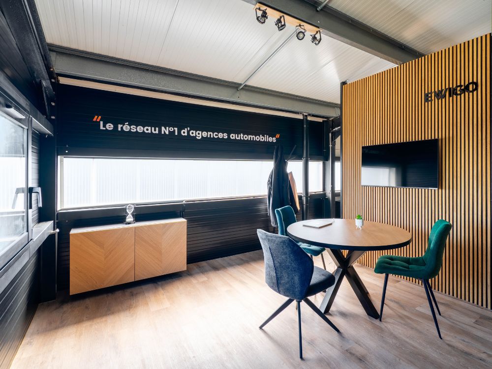 bureau arrière claustras bois aux couleurs d'ewigo franchise, au sol un parquet bois rénovation tertiaire cestas