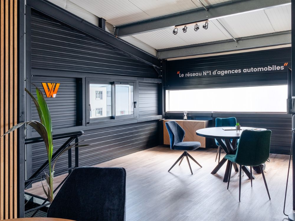 bureau claustras bois aux couleurs d'ewigo franchise, au sol un parquet bois rénovation tertiaire cestas