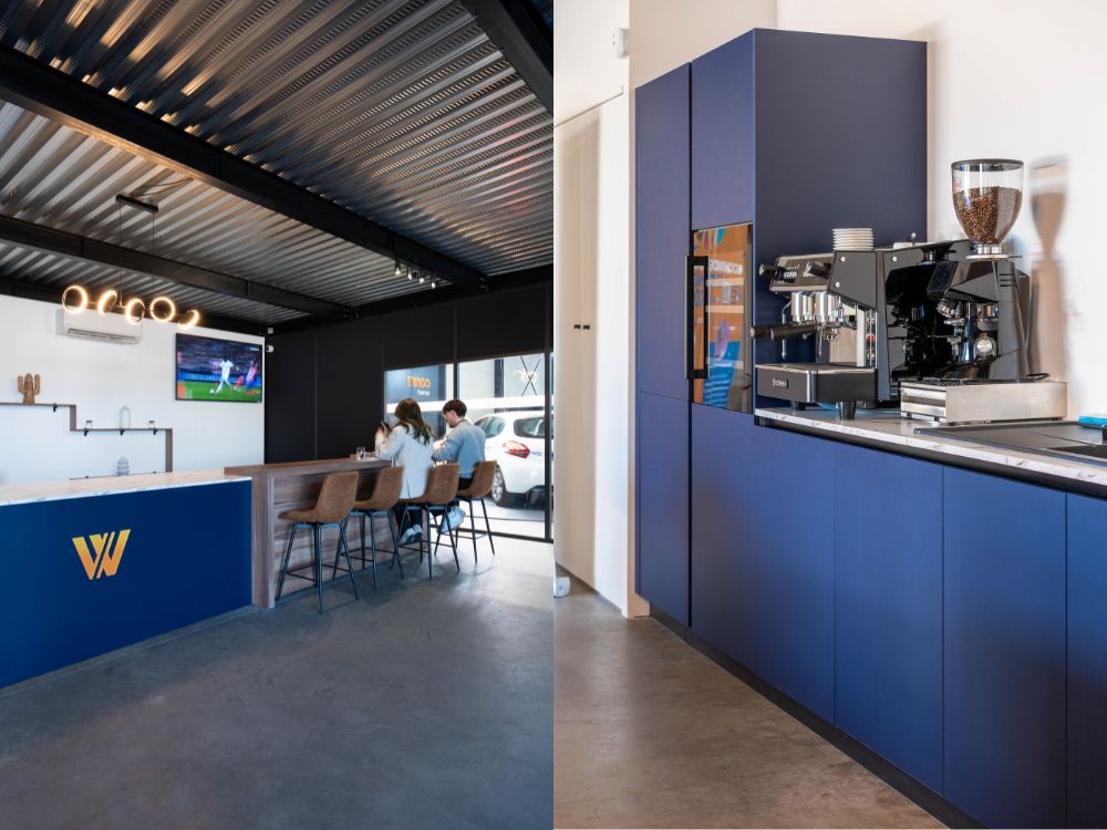 cuisine bleu et machine à café à grains aux couleurs d'ewigo franchise, au sol un parquet bois rénovation tertiaire cestas
