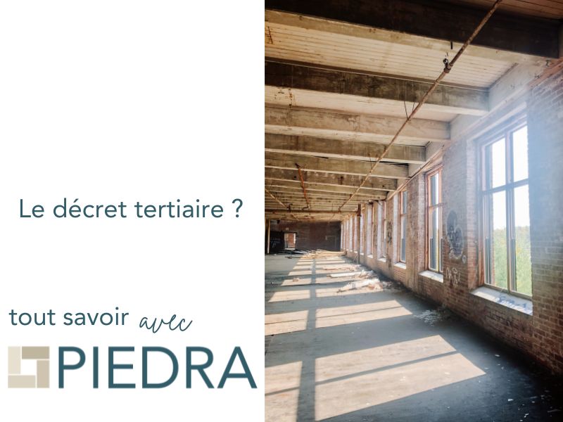 couverture article de blog pour le decret tertiaire avec un bâtiment en rénovation.