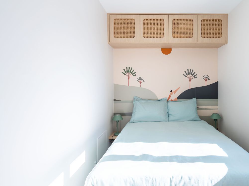 chambre amis bleu style bord de mer, papier peint panoramique surfeuse rénovation globale appartement vue mer arcachon piedra travaux