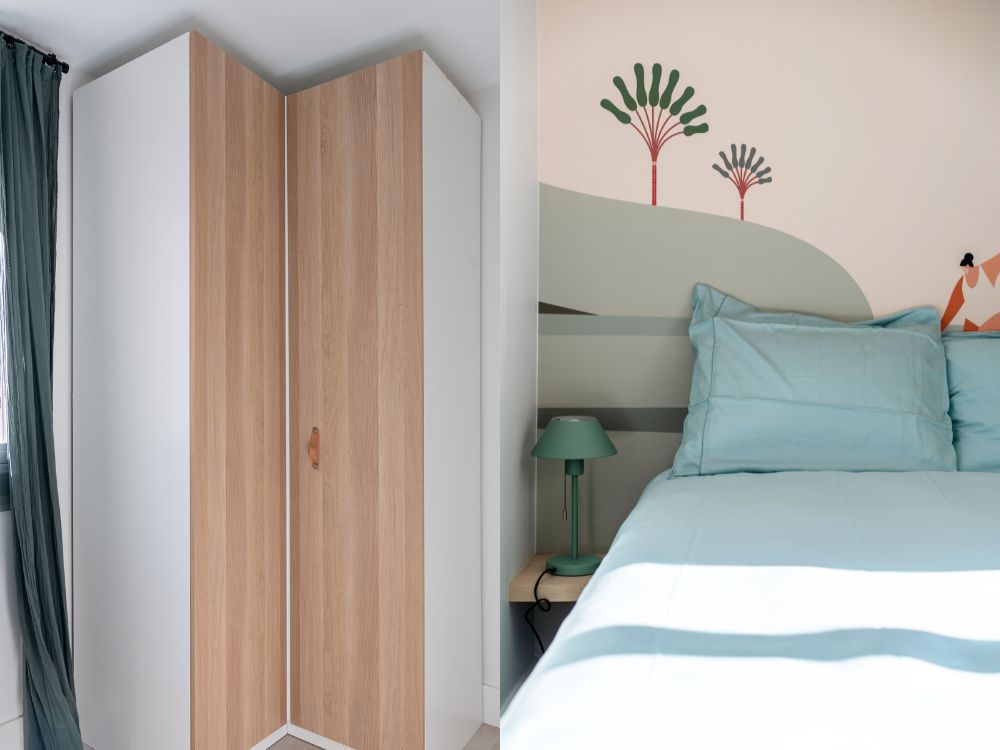 Détails placards chambre amis bleu style bord de mer, papier peint panoramique surfeuse rénovation globale appartement vue mer arcachon piedra travaux