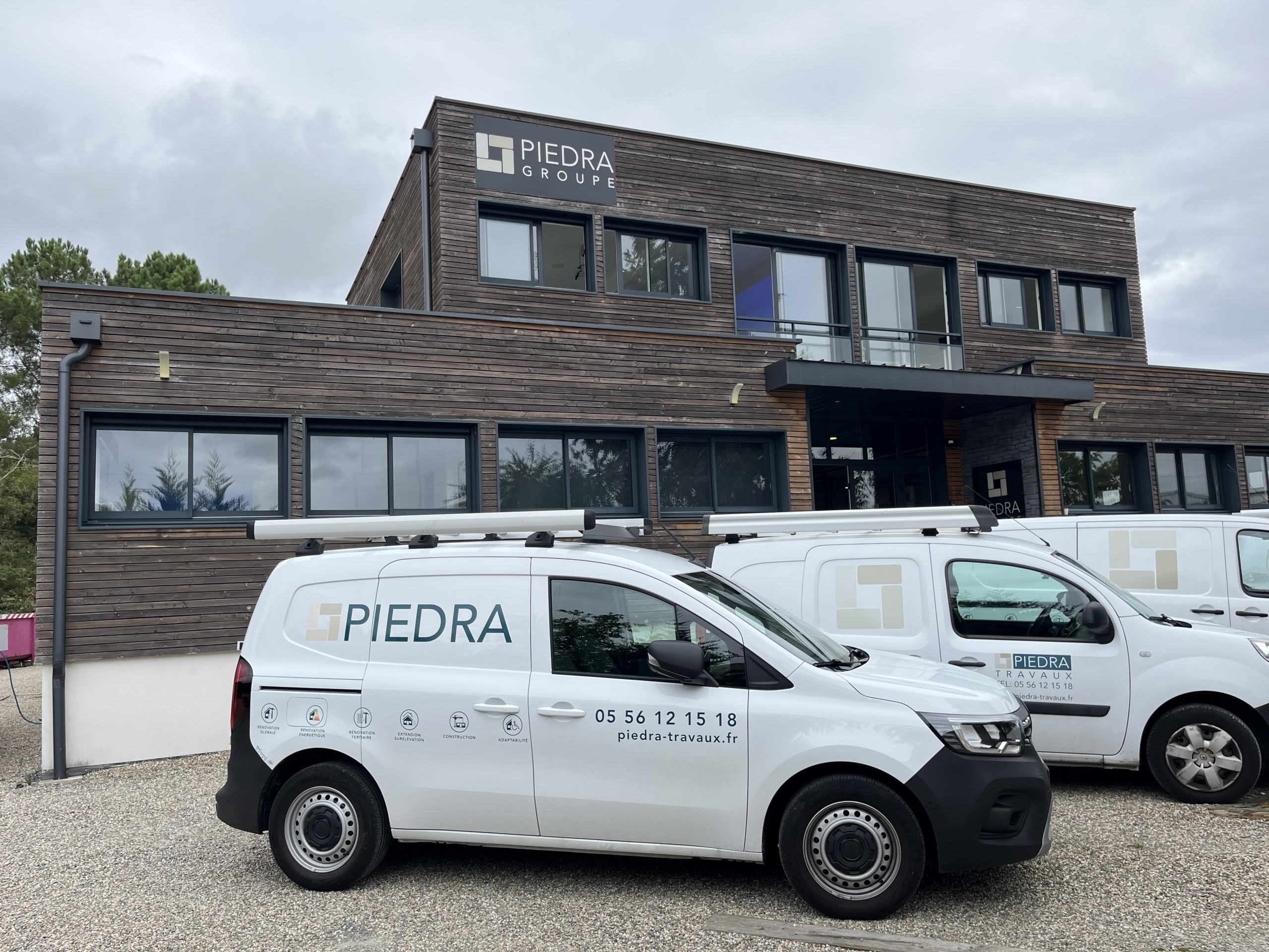 renovation-globale-bordeaux-piedra-travaux véhicules de sociétés de Piedra Travaux garés devant les locaux à Saint-Aubin-de-Médoc pour votre rénovation globale à bordeaux
