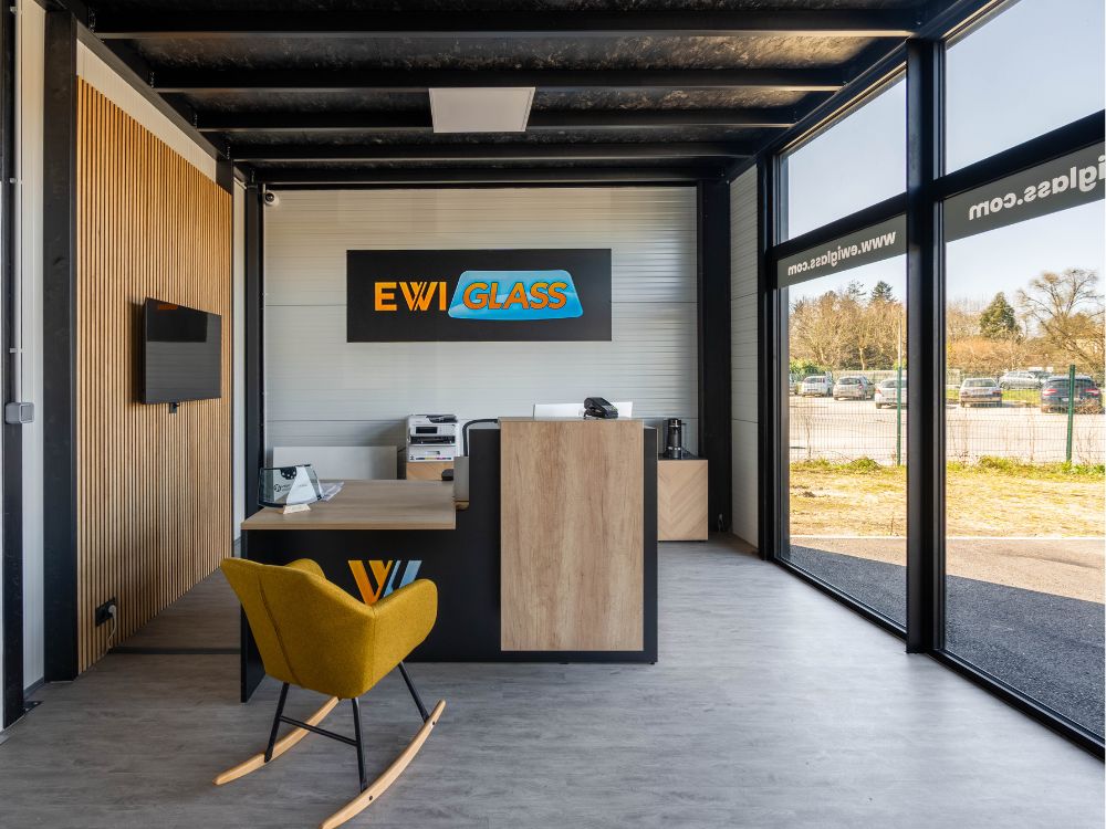 hall d'accueil aux couelurs d'ewiglass franchise, au sol un parquet bois rénovation tertiaire cestas