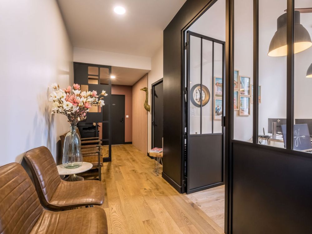 hall d'accueil aux tons terracotta avec une tête d'autruche art déco, grand angle, inspiration ethnique, étude notarial rénovation tertiaire le haillan piedra travaux