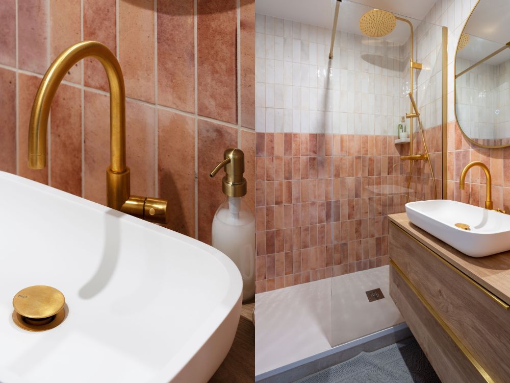 Salle de bain ton terracotta, robinetterie art déco en laiton brossé rénovation globale appartement vue mer arcachon piedra travaux