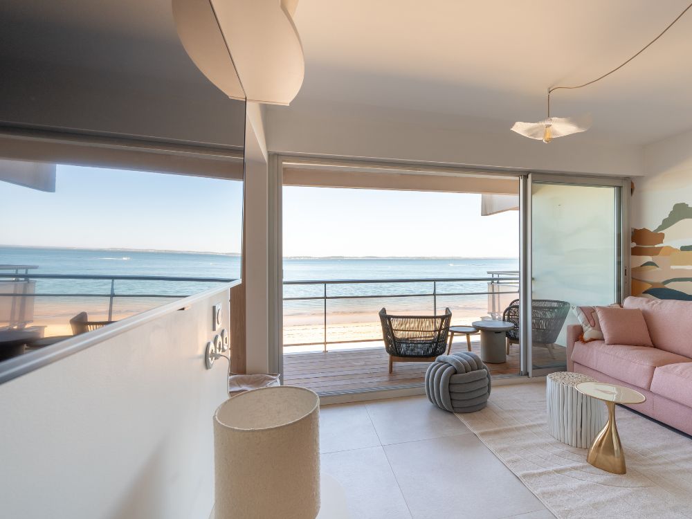 salon avec vue sur le bassin rénovation globale appartement vue mer arcachon piedra travaux