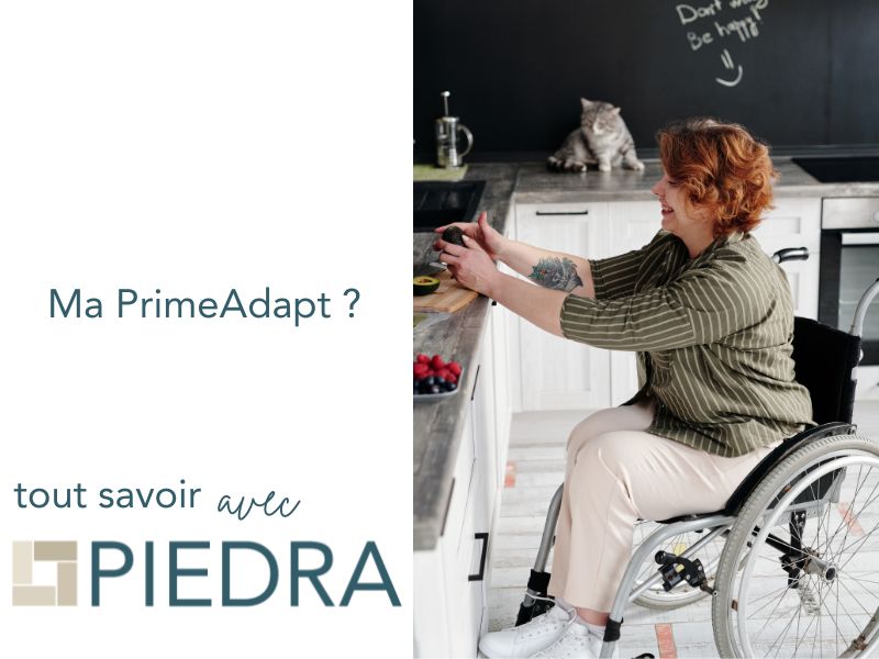 une dame en fauteuil roulant cuisine sur un plan de travail adapté à ses besoins. ?Faire appel à un expert de l'adaptabilité à Bordeaux, çà change tout !