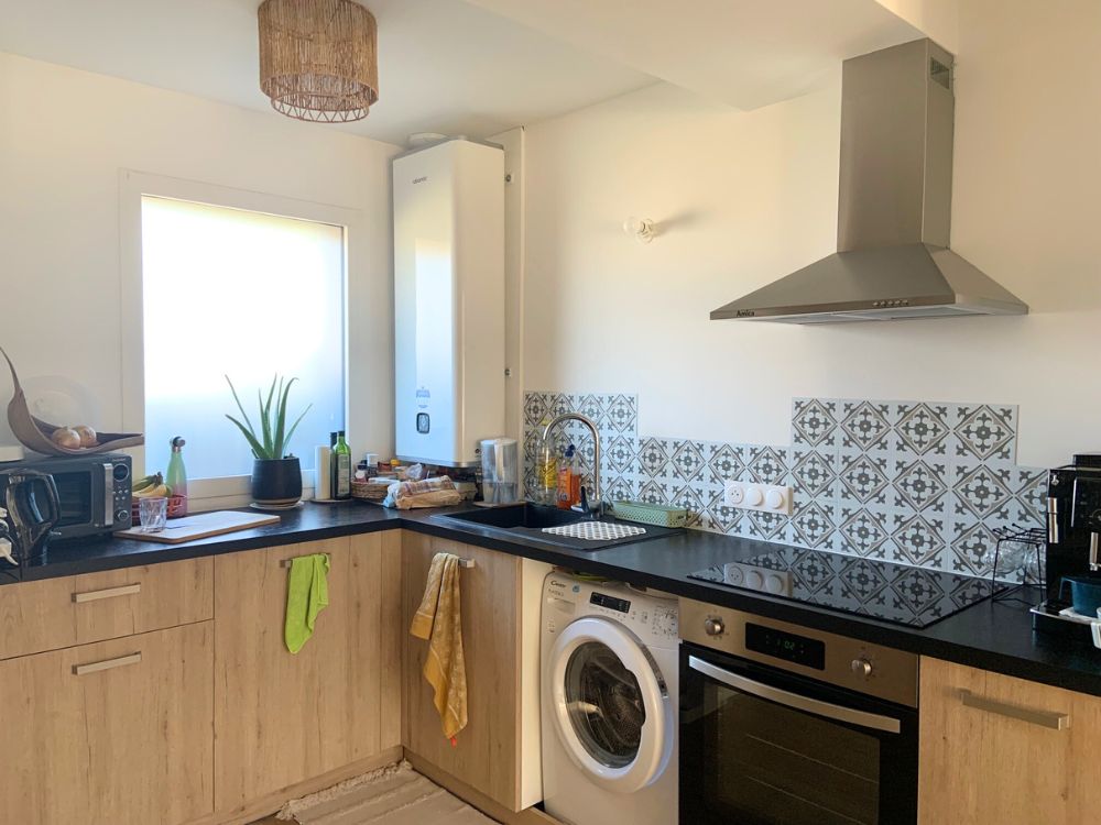 cuisine moderne bois et plan de travail noir mat du T3 construction d'appartement à Eysines