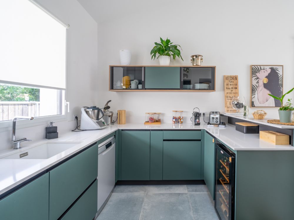 cuisine verte, plan de travail blanc, construction villa numéro 2 eysines piedra travaux
