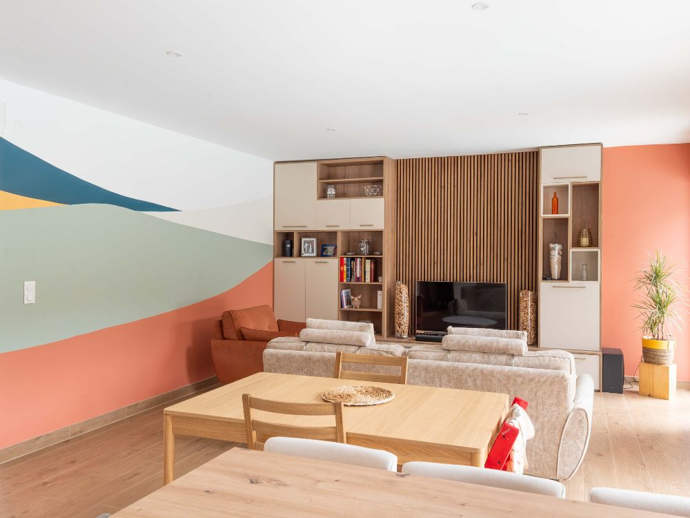 salon aux peintures ambiance bord de mer rénovation énergétique d'une maison à le taillan piedra travaux