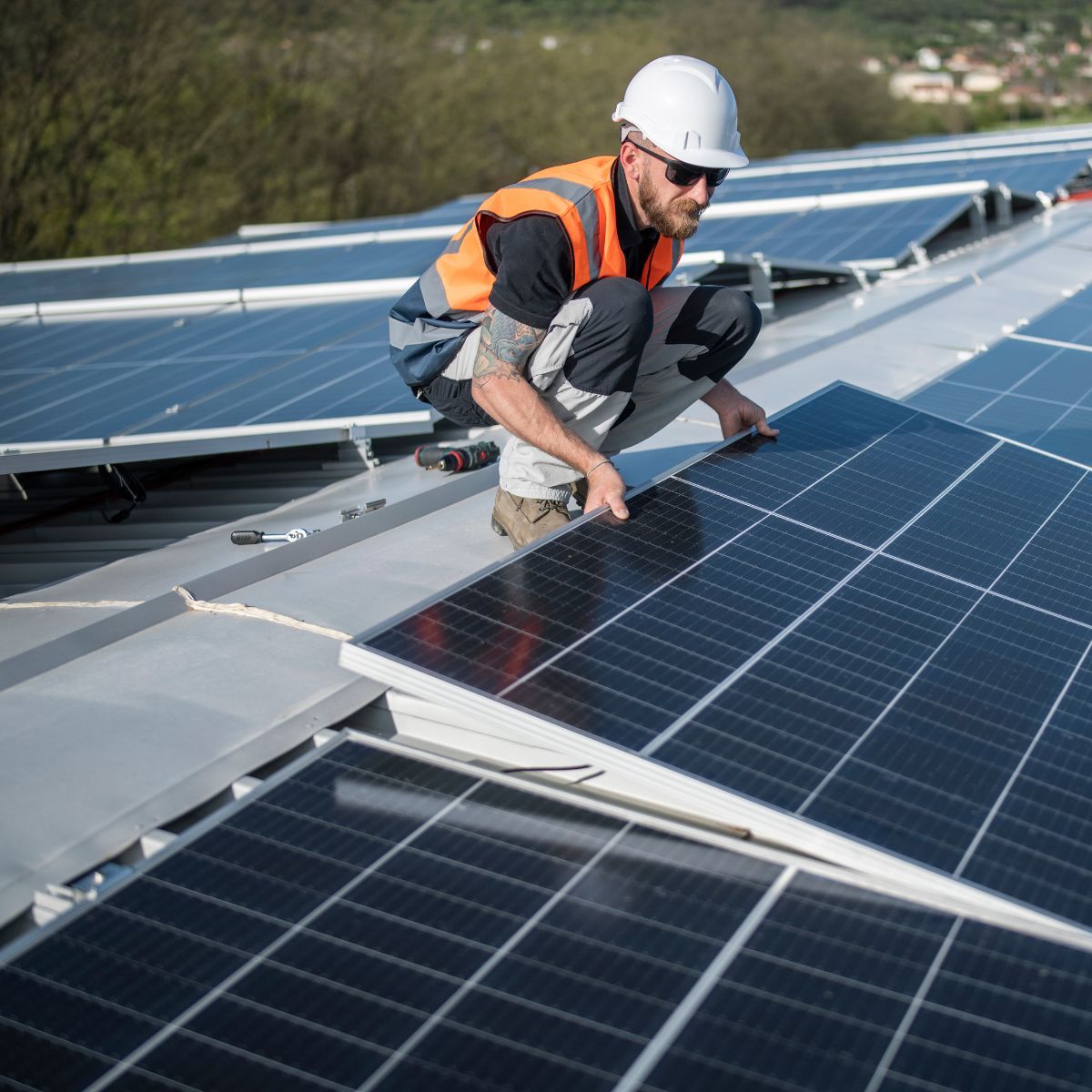 Pose de panneaux par un technicien sur un immeuble