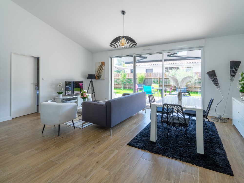 vue globale du salon gris et mobilier bois construction villa numéro 2 eysines piedra travaux