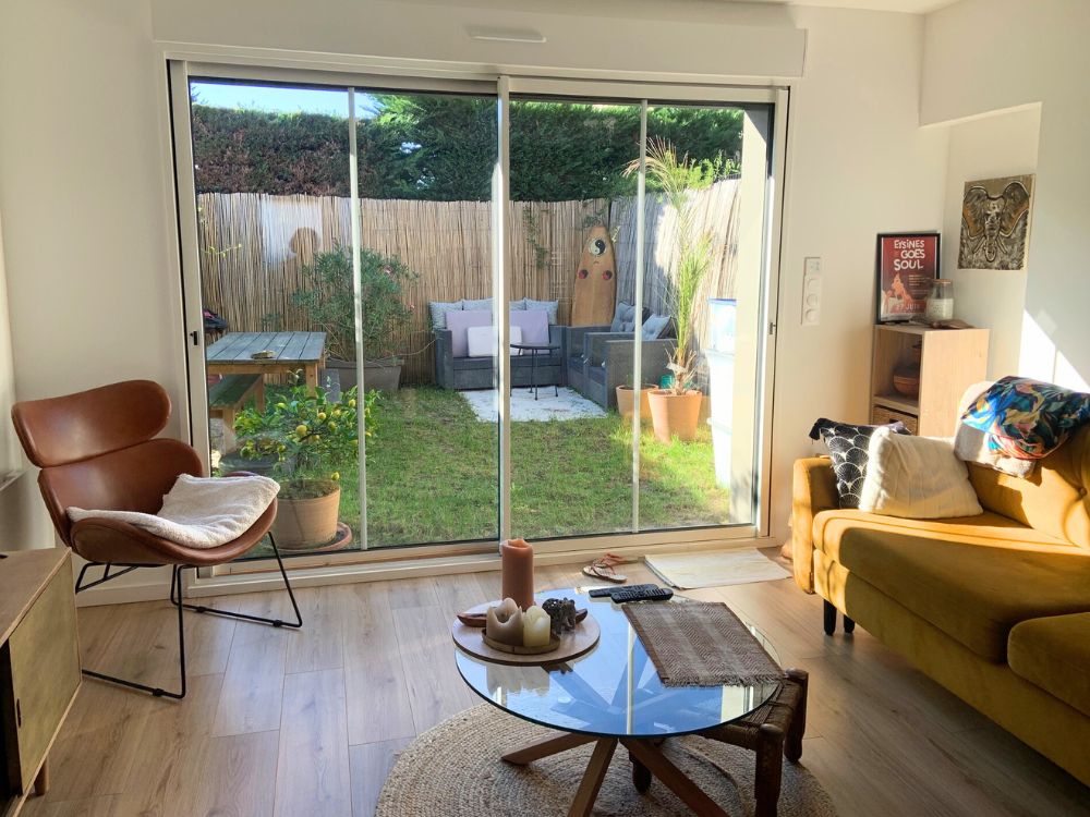 salon avec un canapé en velours jaune du T3 construction d'appartement à Eysines