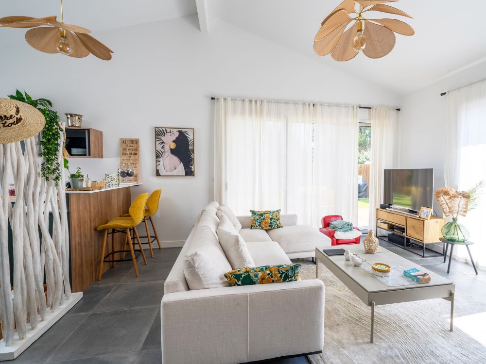 vue salon jaune et tons naturels construction villa eysines piedra travaux